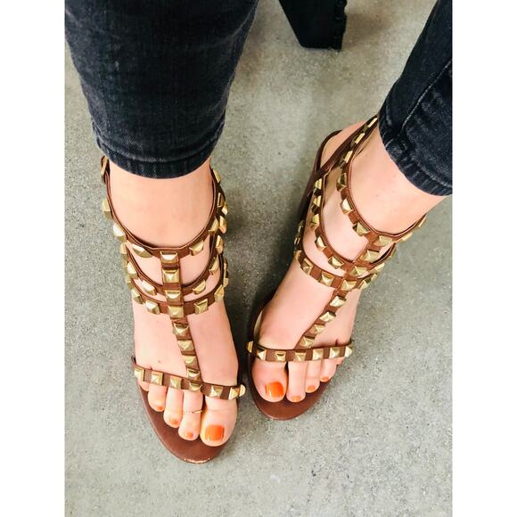 BCBG Brown Leather Gold Metal Studded T- Strap Strappy Sandals Chunky Heel 9 - Picture 11 of 13